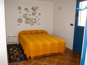 a bedroom with a bed with a orange blanket at El Vuelo de la Libélula in Barbate