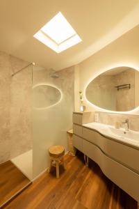 a bathroom with a sink and a shower at Le St Géraud, 3 chambres, Prémium avec Fibre, Centre Aurillac in Aurillac