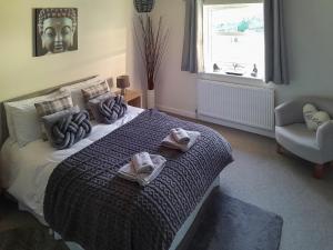 a bedroom with a bed with towels on it at Mountain View in Blaenau-Ffestiniog