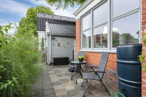 a patio with chairs and a table in front of a building at Onder de Beukenboom in Nieuwe Pekela