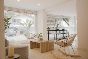 a room with chairs and a table and a window at Basic Hotel Chipichape by Hoteles MS in Cali