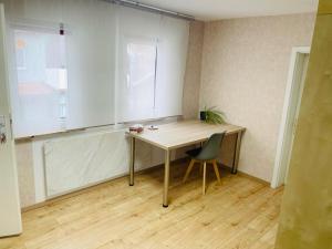 a desk in a room with a chair and a window at OM Moderne Wohnung, WLAN, Küche, Bad in Stadtilm in Stadtilm