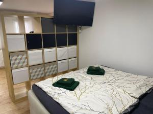 a bedroom with a bed with two green towels on it at OM Moderne Wohnung, WLAN, Küche, Bad in Stadtilm in Stadtilm