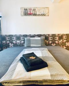 a bed with a pile of shoes on it at OM Moderne Wohnung, WLAN, Küche, Bad in Stadtilm in Stadtilm +15 photos