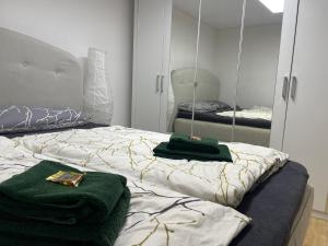 a bedroom with a bed with green towels on it at OM Moderne Wohnung, WLAN, Küche, Bad in Stadtilm in Stadtilm