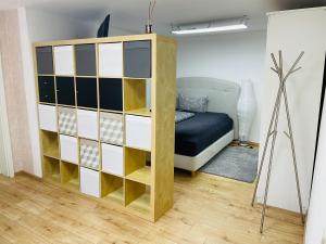 a bedroom with a bed and a book shelf at OM Moderne Wohnung, WLAN, Küche, Bad in Stadtilm in Stadtilm