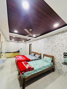 a bedroom with a bed in a room at Tunga sadan in Mādhavaram