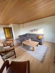 a living room with a couch and a table at 3-Zimmer-Ferienwohnung in Werl
