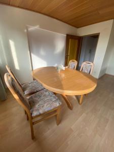 a wooden table and chairs in a room at 3-Zimmer-Ferienwohnung in Werl +7 photos