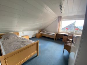 a small bedroom with a bed and a window at 3-Zimmer-Ferienwohnung in Werl