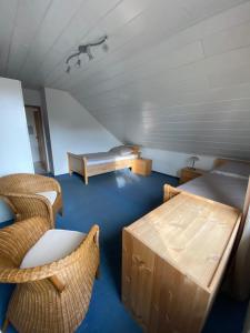 a room with a bed and a table and chairs at 3-Zimmer-Ferienwohnung in Werl