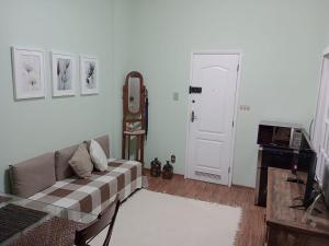 a living room with a couch and a tv at Apto Turismo da Serra in Teresópolis