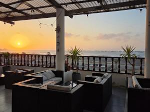 a patio with a view of the ocean at sunset at Hotel Nuevo Amanecer Malabrigo in Puerto Chicama +29 photos