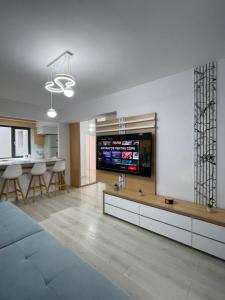 a living room with a couch and a tv at App Town North Pipera 23 in Voluntari