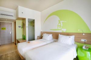 Letto o letti in una camera di MaxOneHotels at Bukit Jimbaran