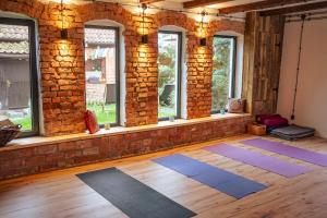 a room with a brick wall and yoga mats at Feel-Harmonia w Nowym Kawkowie in Nowe Kawkowo