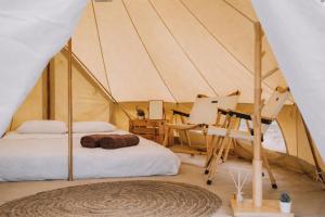 a room with two beds in a canvas tent at Secret View Glamp - La Mariposa in Alghero