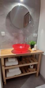 a bathroom with a red sink and a mirror at Santa Relax in Frente Mar +5 photos
