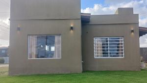 a house with two windows on the side of it at Santa Relax in Frente Mar