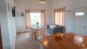 a living room with a table with a bowl of fruit at Santa Relax in Frente Mar
