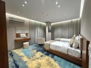 a hotel room with a bed and a desk at فندق سويت فيو in Al‘Āriḑah +31 photos