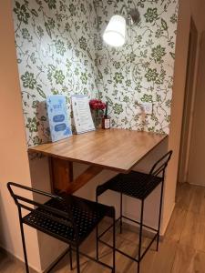 a table and two chairs in front of a wall at NUEVO DPTO BANFIELD Centrico COMODO Impecable in Banfield +18 photos