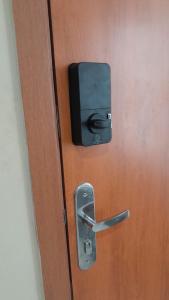 a door with a lock and a handle on it at Ap no Turu, 10 min das praias in São Luís