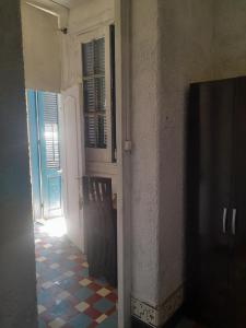 a hallway with a room with a table and a door at Canela in Atlántida