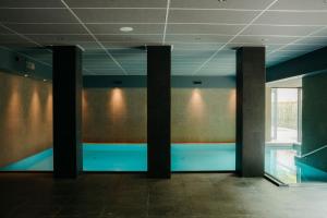 a room with pillars in a building at Hotel Gastronomique de Echoput in Apeldoorn