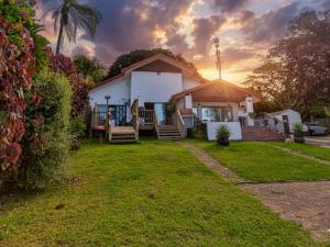 a house with a sunset in the back yard at Da Vinci - Zur See in Ballito