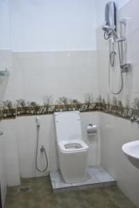 a bathroom with a toilet and a sink at Wounder Mountain view ella in Medaperuwa