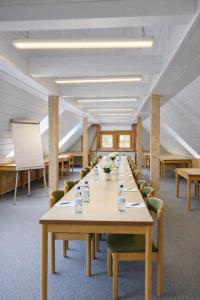a large conference room with a long table and chairs at Waldhotel Pfarrmühle in Eisenberg