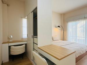 a small bedroom with a bed and a desk at House in HangDong in Hang Dong