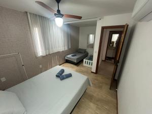 a bedroom with a bed and a ceiling fan at Casa de alto padrão com piscina,quadra e jacuzzi em condomínio in Guarapari +50 photos