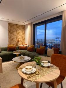 a living room with a green couch and tables at Luxury Studio Casa Center in Casablanca