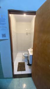 a bathroom with a toilet and a sink at Casinha no Sítio in Guaramiranga