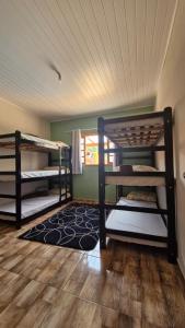 a room with two bunk beds in a room at Hostel Canaã in Itanhandu