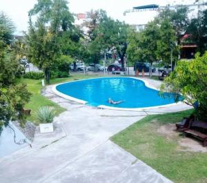 a person laying in a swimming pool in a park at Alas termas in Termas de Río Hondo