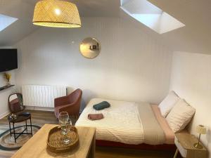 a small room with a bed and a table at Studio Cozy in Gençay +6 photos