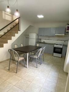 a dining room with a table and chairs in a kitchen at Departamento zona centro in Villa María