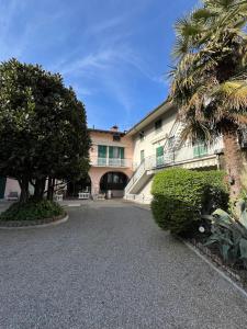 a building with a palm tree in front of it at CasaLea in Calcinate