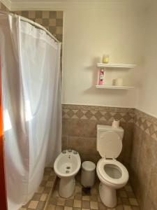 a bathroom with a toilet and a sink at Departamento zona centro in Villa María