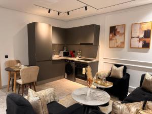 a living room with a couch and a table at Jolie studio plein centre Casablanca in Casablanca