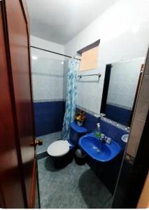 a bathroom with a blue sink and a toilet at Apartamento Macanal in Macanal