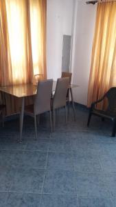 a dining room with a wooden table and chairs at Apartamento Macanal in Macanal