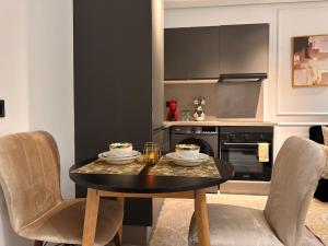 a dining room with a table and chairs in a kitchen at Jolie studio plein centre Casablanca in Casablanca +37 photos