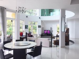 Μια τηλεόραση ή/και κέντρο ψυχαγωγίας στο Crystal Cameron Vacation Bungalow