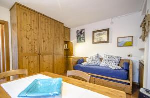 a small bedroom with a bed and a table at Un angolo di relax sulle Dolomiti ampezzane in Cortina dʼAmpezzo