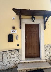 a wooden door on the side of a building at B&B Dimora della Fonte in Roccaraso