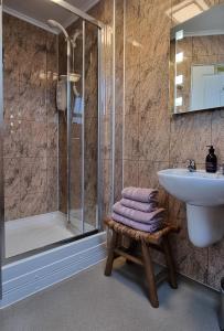 a bathroom with a sink and a shower at Craigbuie Guesthouse in Killin +42 photos